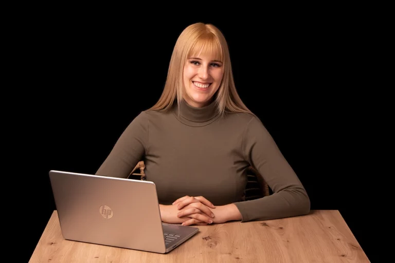 Psycholog Astrid Brojanowska uśmiechająca się znad laptopa